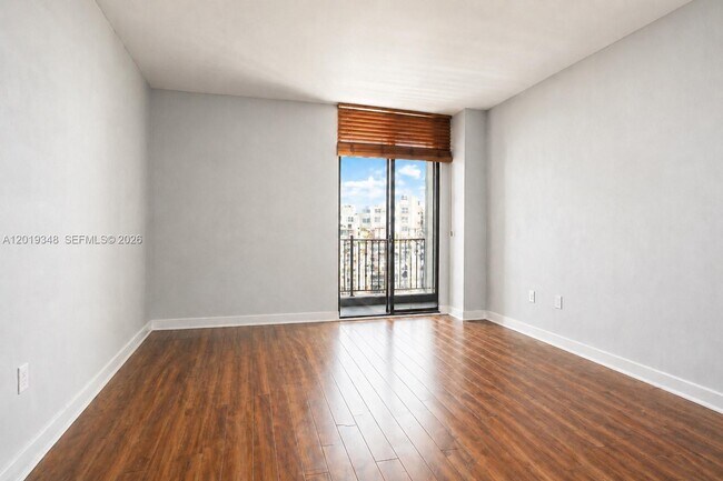 Building Photo - 520 Brickell Key Dr