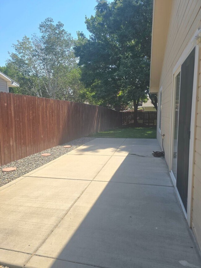 Building Photo - Beautiful townhouse with updated bathrooms. Available now!