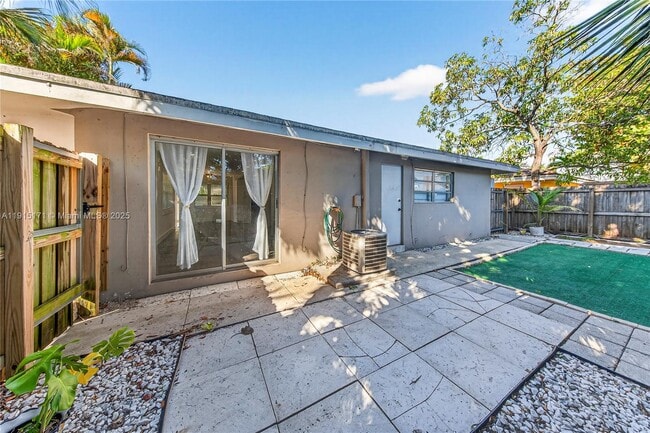 Building Photo - 924 NE 17th Terrace