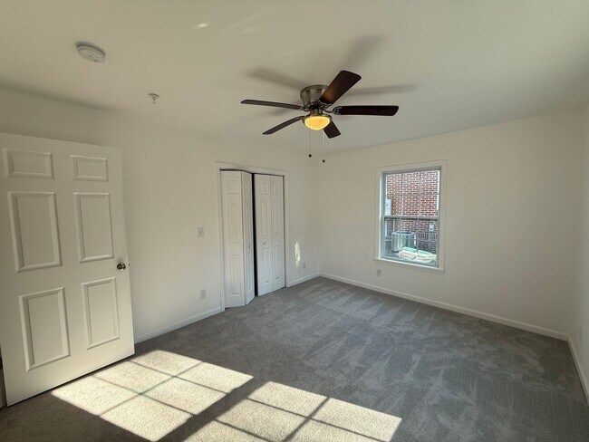 Building Photo - 208 Meadow St