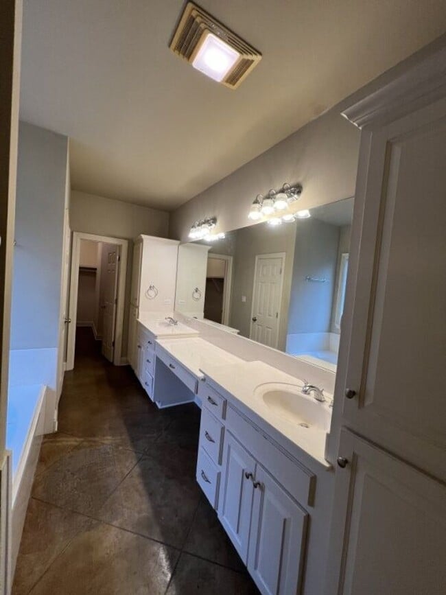 Building Photo - 2568 Middletowne Dr