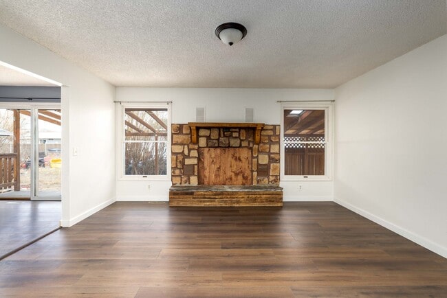 Building Photo - Large updated 4 bedroom 3 bath home in Laurel