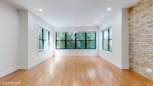 Building Photo - 2051 W Berwyn Ave