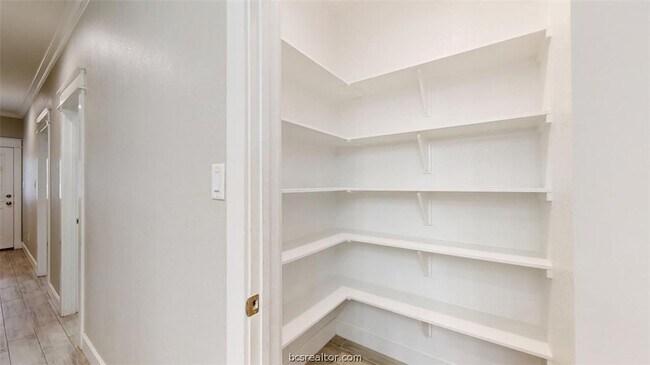 Building Photo - 513 Kubin St