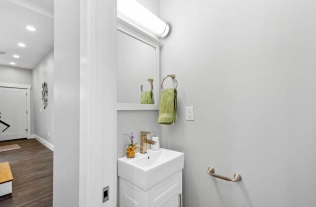 Building Photo - 3 Bedroom 1.5 Bath - Pittsburgh