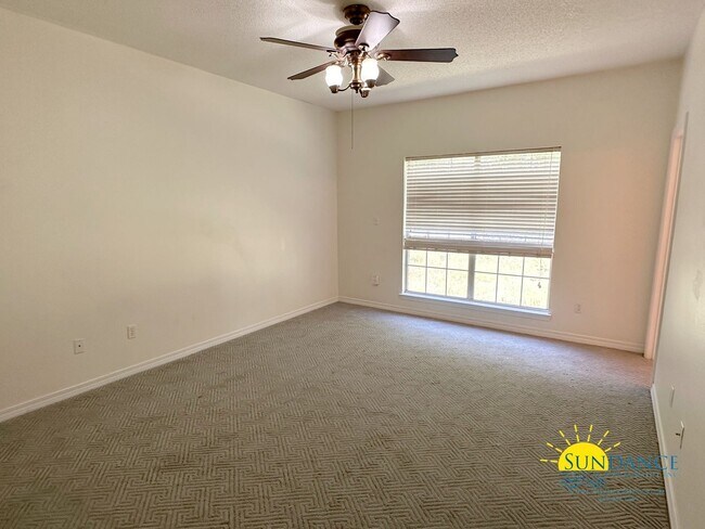 Building Photo - Stunning 5 Bedroom Home in Robledal Estates