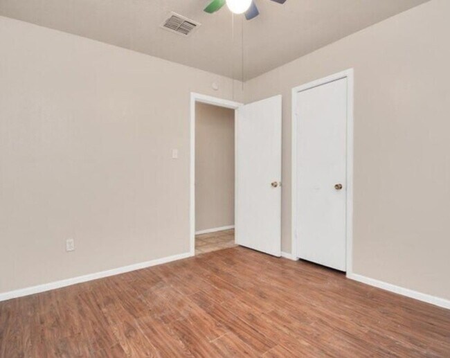 Building Photo - 4803 Beechaven St