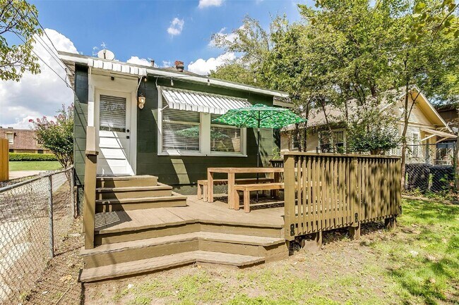 Building Photo - Charming 2-Bed, 2-Bath Gem with Granite Co...