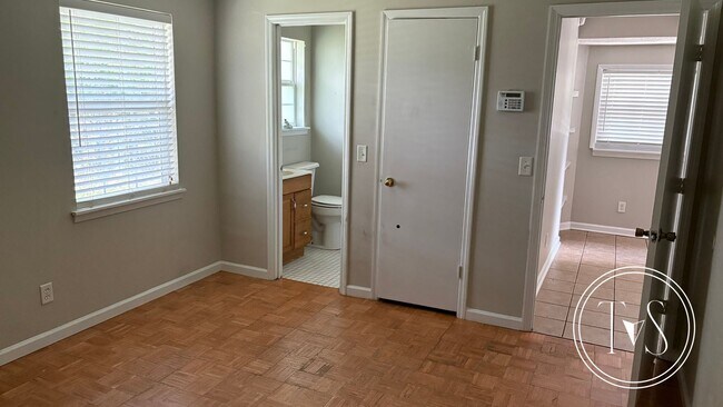 Building Photo - FALL MOVE-IN SPECIAL: 50% OFF 1st FULL MONTH'S RENT!**