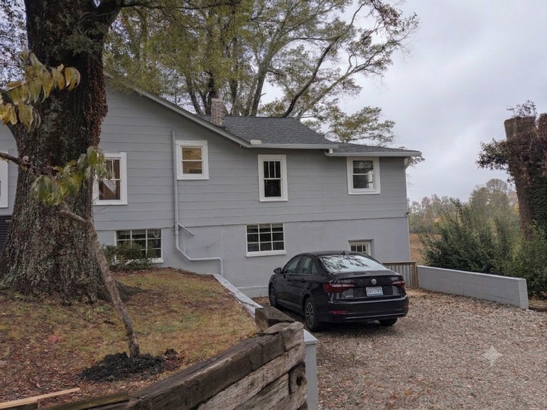 Parking at Doorstep - 39 Skyline Dr