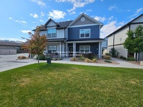 Building Photo - Beautiful 2 Primary bedrooms!!!! 2.5 bath Townhome in North Grand Junction near 24 1/2 rd