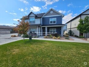 Building Photo - Beautiful Furnished 2bed 2.5 bath Townhome...