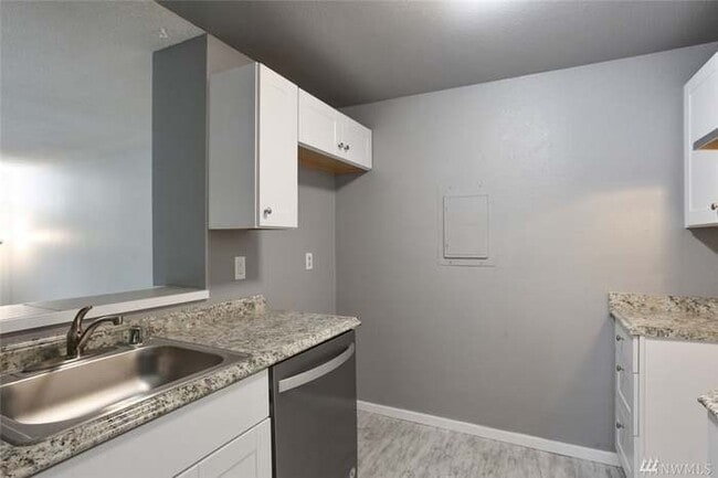 Building Photo - Remodeled ground floor 2 bed!