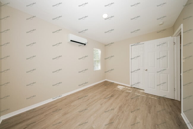 Building Photo - 1020 S Holly Dr