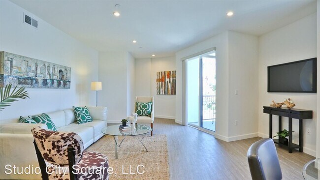 Building Photo - 12700 Moorpark St