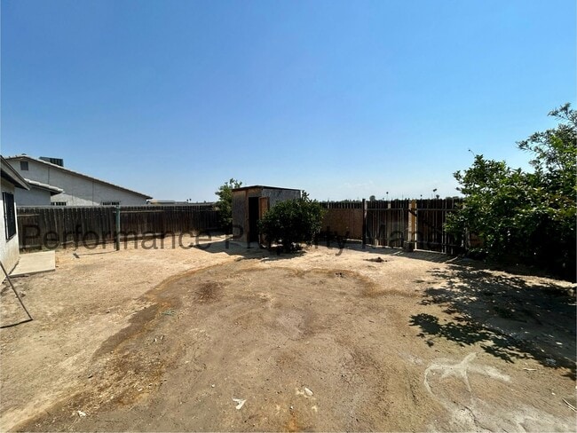 Building Photo - 3 Bed/2 Bath Home in Delano with Solar and...