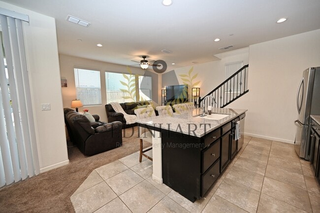 Building Photo - 893 Fir St W