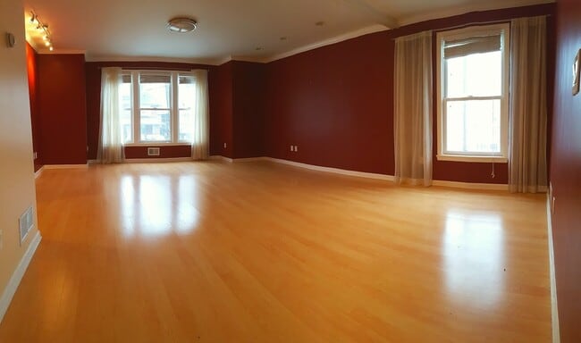 Building Photo - Spacious 3 bedroom 2.5 bath in Squirrel Hill!