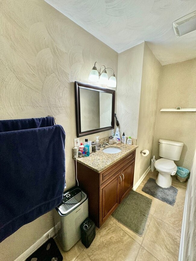 Building Photo - BEAUTIFUL HOME CLOSE TO AIRPORT AND MILITARY BASE.