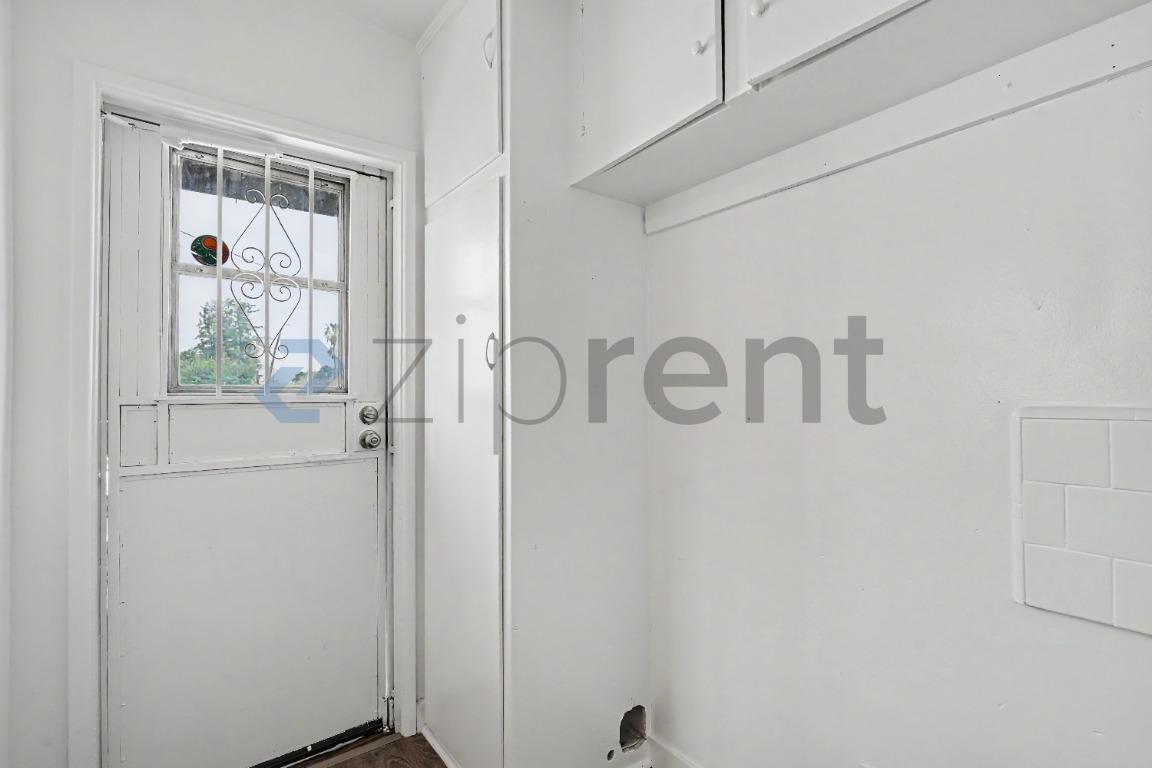Building Photo - Unit