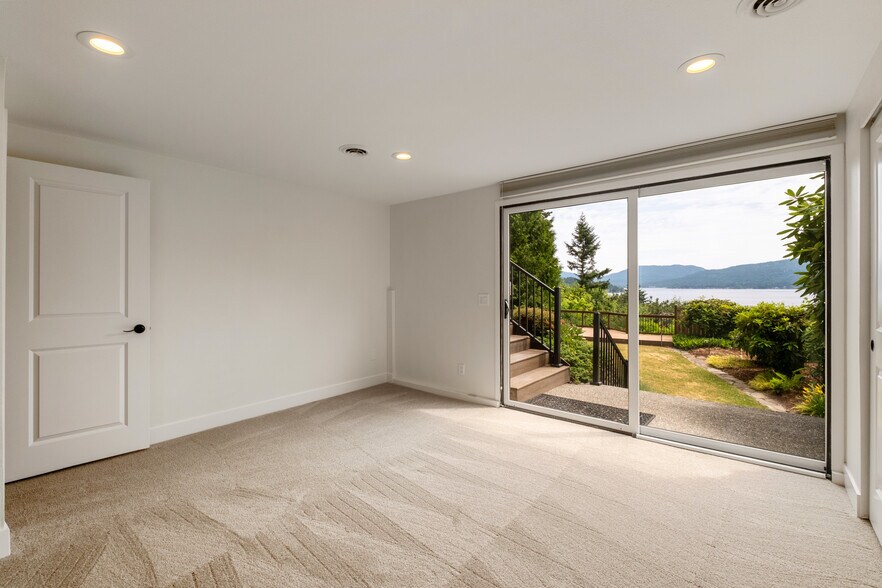 Building Photo - 639 W Lake Sammamish Pky NE