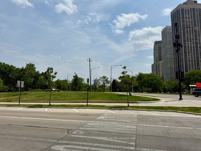 Building Photo - 340 W Diversey Pkwy