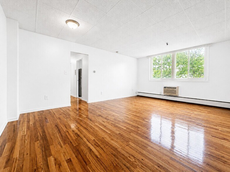 Building Photo - 71 Catlin St