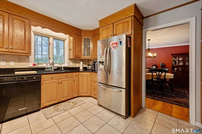 Building Photo - 10 Candlewood Ln