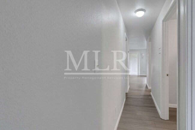 Building Photo - Modern Comfort in Tumwater – Renovated Ups...