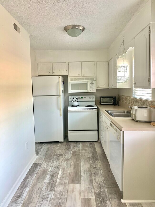 Building Photo - 415 Parkdale Dr