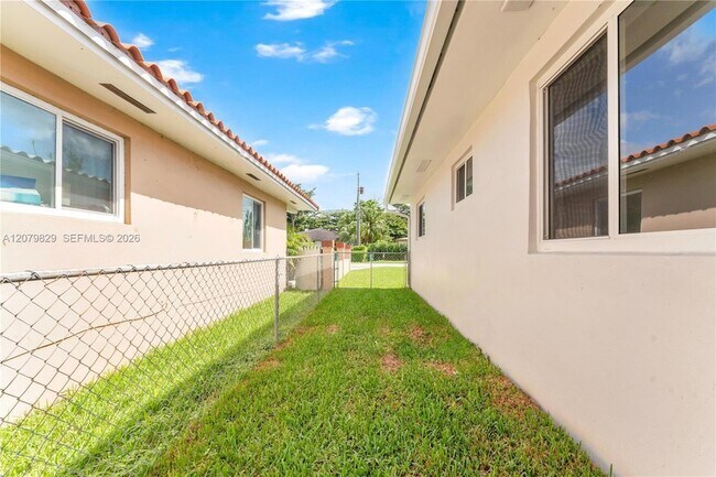 Building Photo - 3250 SW 72nd Ct