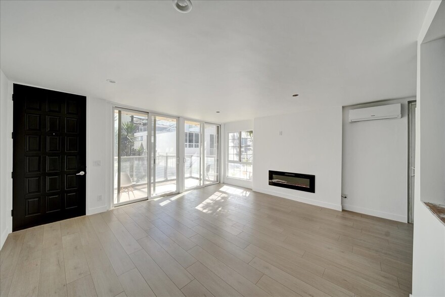 Building Photo - 15 Spinnaker St