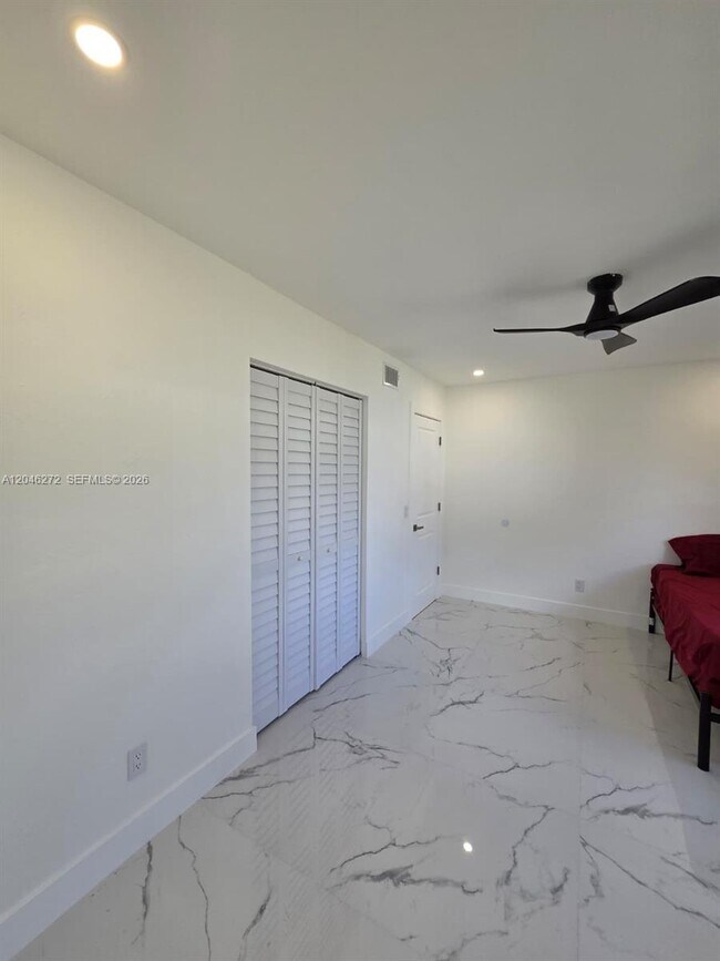 Building Photo - 305 SE Airoso Blvd