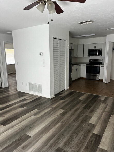 Building Photo - 3950 SE 19th Ave