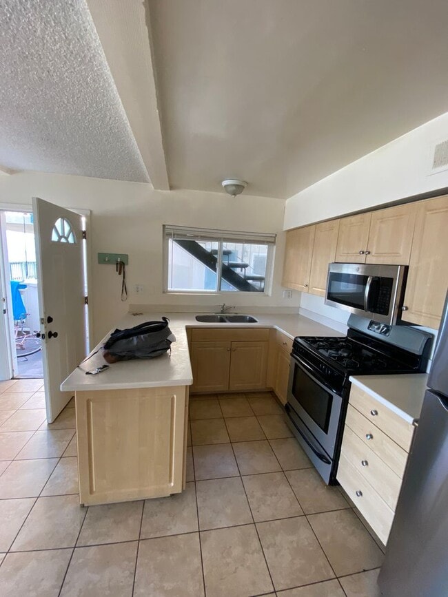Building Photo - 6525 Del Playa Dr