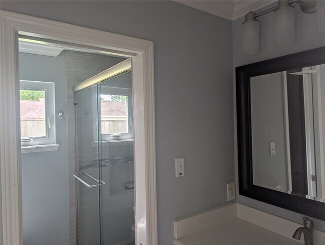 Building Photo - 4034 Shady Springs Dr