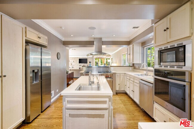 Building Photo - 723 Sierra Dr