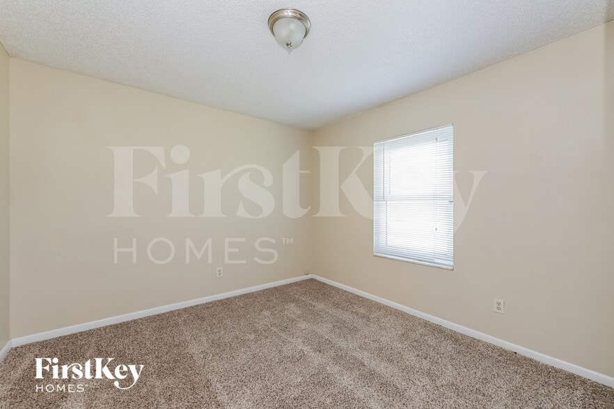 Building Photo - 4301 Tarpon Dr SE