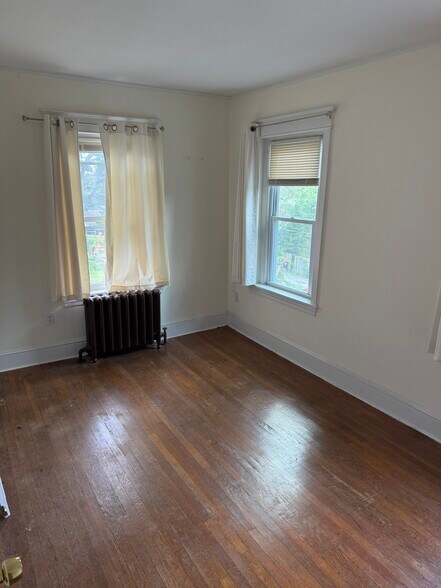 Building Photo - 605 E 19th St