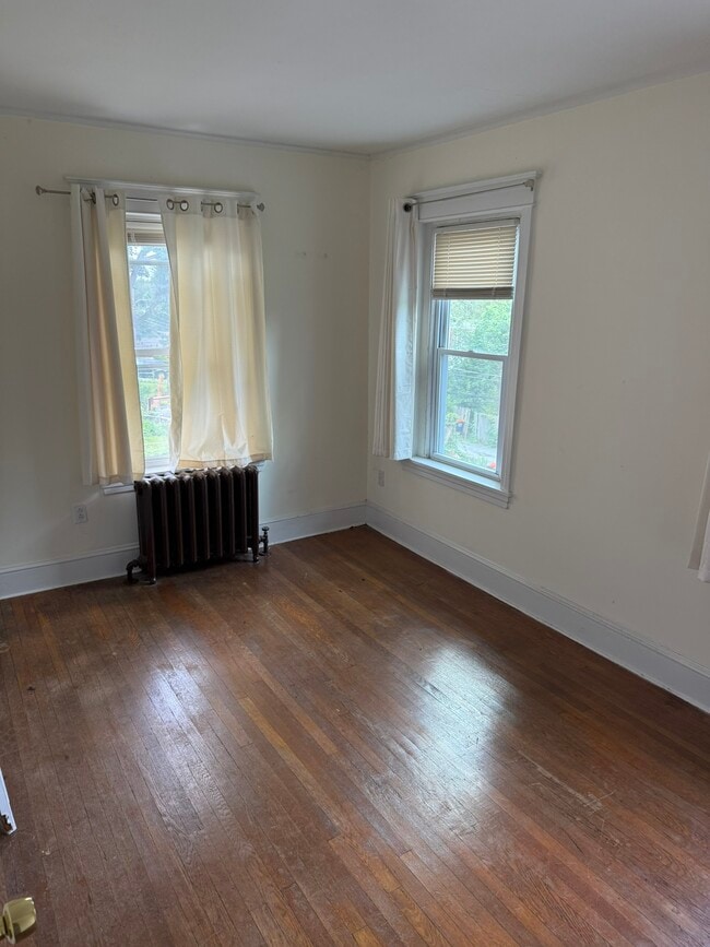 Building Photo - 605 E 19th St