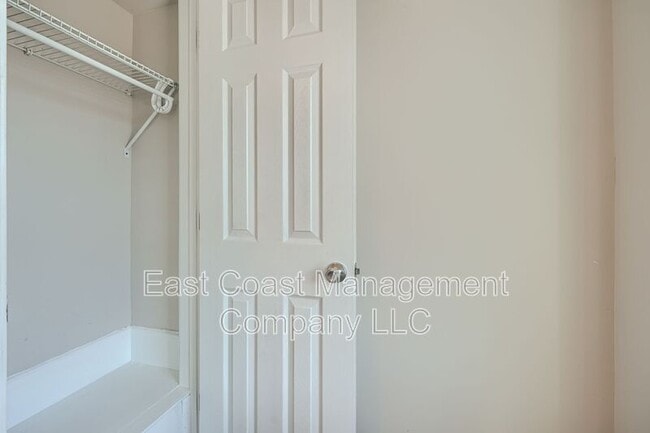 Building Photo - 2408 Llewelyn Ave