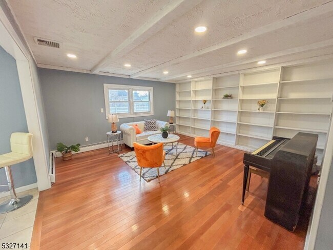 Building Photo - 215 Monroe Ave