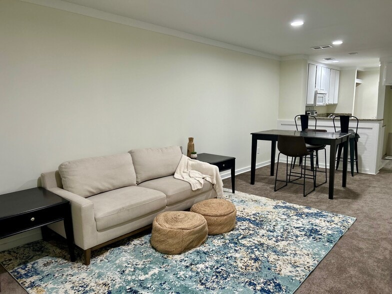 Building Photo - 1530 Fort Johnson Rd