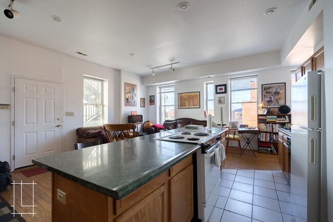 Building Photo - 79 Parsons Ave