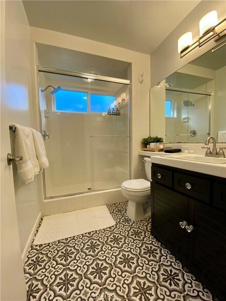 Building Photo - 23870 Lakeview Dr