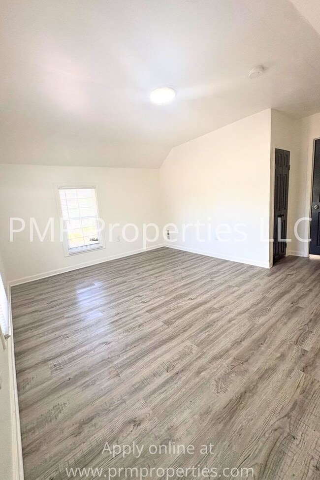 Building Photo - 3 Bedrooms / 1 Bathroom House