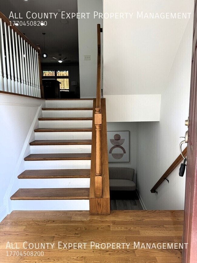 Building Photo - 4858 Lamoyne Ln