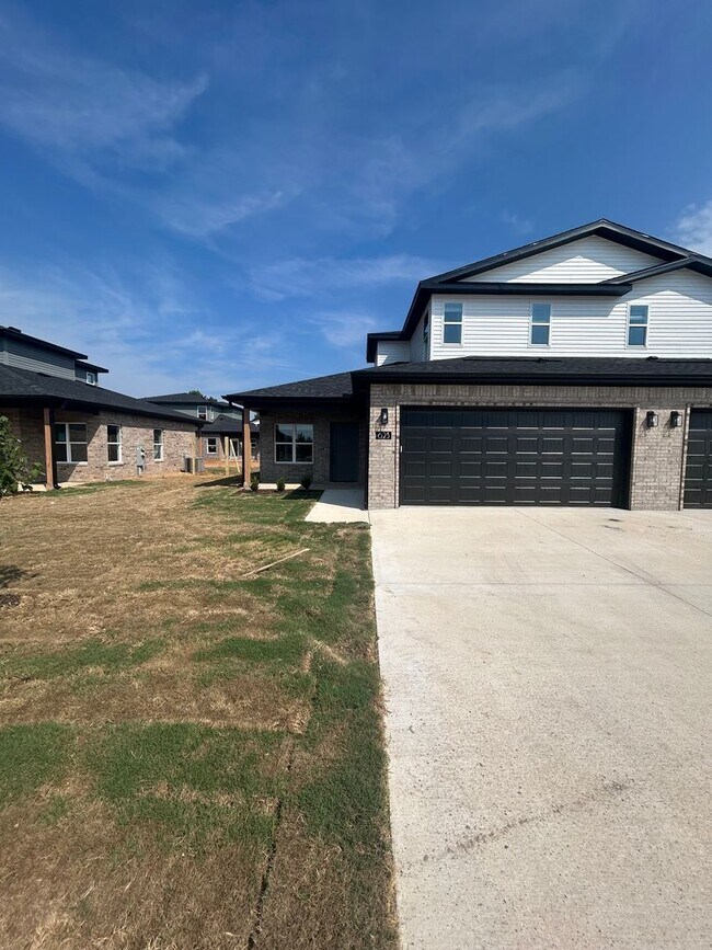 Building Photo - 621-623 Cosmos St