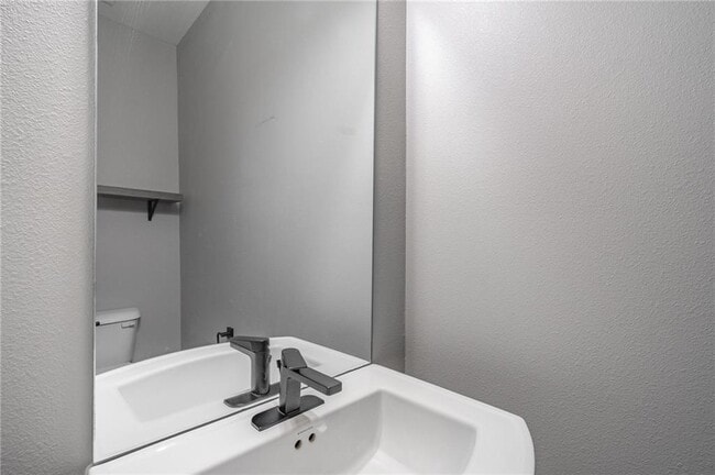 Building Photo - 608 W Maple St