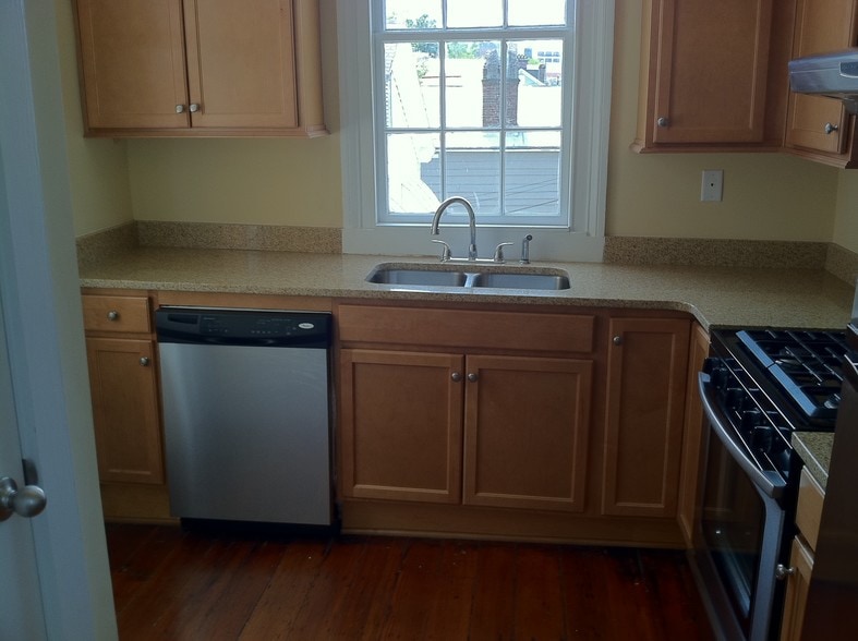 Building Photo - 123 Coming St